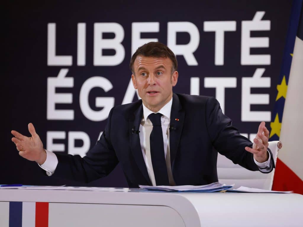 0233 macron1 0233 macron1